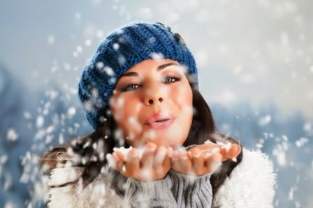 mujer feliz con nieve